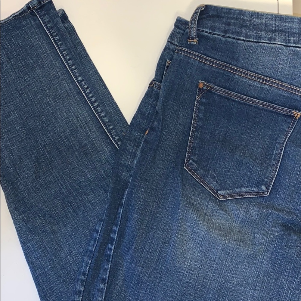 Chico’s SO SLIMMING ankle jeans.